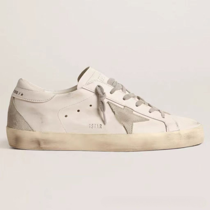 Unisex sportbačiai su karvės odos viršutine dalimi, avies odos vidinė danga, žemas profilis, vidinis 1–3 cm pakilimas, gumos padas