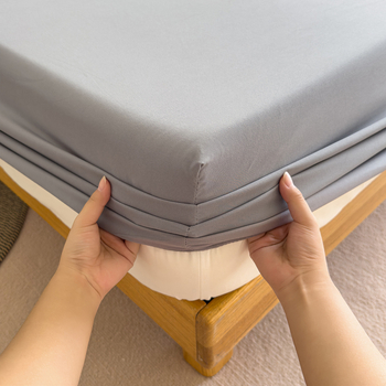 Poliészterből készült elasztikus ágyneműhuzat, kefés felülettel, reaktív színezéssel, 300–500 g/m², egész éves használatra