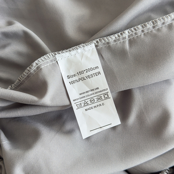 Poliészterből készült elasztikus ágyneműhuzat, kefés felülettel, reaktív színezéssel, 300–500 g/m², egész éves használatra