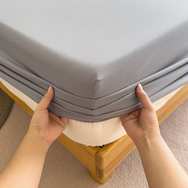 Poliészterből készült elasztikus ágyneműhuzat, kefés felülettel, reaktív színezéssel, 300–500 g/m², egész éves használatra