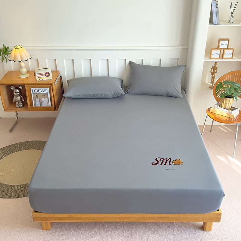 Poliészterből készült elasztikus ágyneműhuzat, kefés felülettel, reaktív színezéssel, 300–500 g/m², egész éves használatra