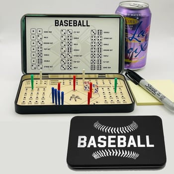 Medinė kelioninė žaidimų dėžutė su graviruota kvadratine šachmatų lenta, šiuolaikinio minimalistinio stiliaus su kaligrafijos motyvu