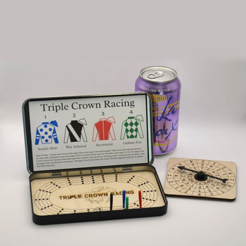 Medinė kelioninė žaidimų dėžutė su graviruota kvadratine šachmatų lenta, šiuolaikinio minimalistinio stiliaus su kaligrafijos motyvu