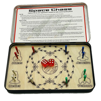 Medinė kelioninė žaidimų dėžutė su graviruota kvadratine šachmatų lenta, šiuolaikinio minimalistinio stiliaus su kaligrafijos motyvu