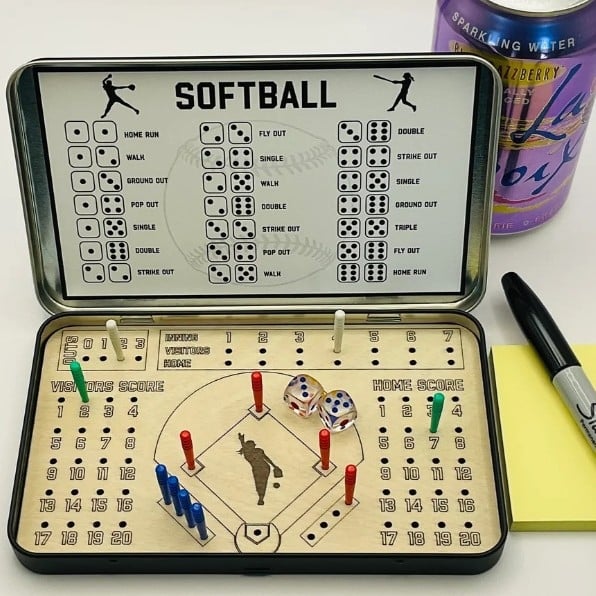 Medinė kelioninė žaidimų dėžutė su graviruota kvadratine šachmatų lenta, šiuolaikinio minimalistinio stiliaus su kaligrafijos motyvu