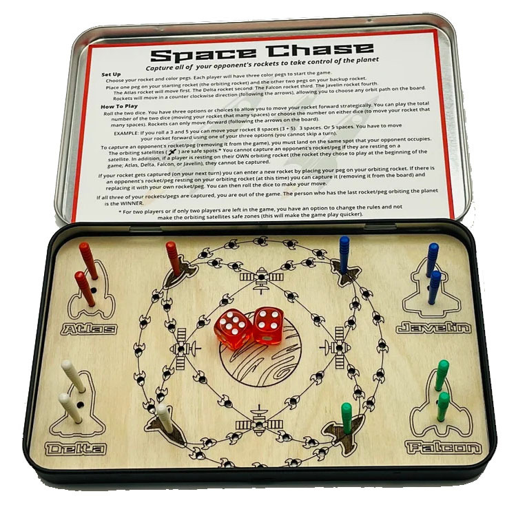 Medinė kelioninė žaidimų dėžutė su graviruota kvadratine šachmatų lenta, šiuolaikinio minimalistinio stiliaus su kaligrafijos motyvu