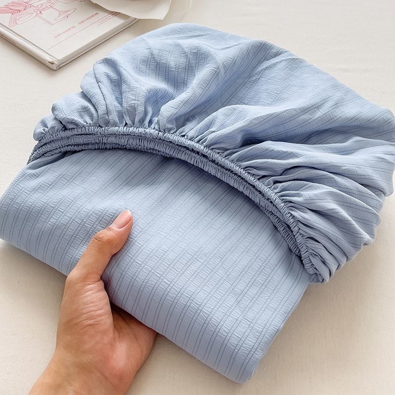 Jégselyemből készült ágytakaró, twill szövet, kefés felület, reakciós nyomtatás, csíkos mintázat, egyszerű stílus