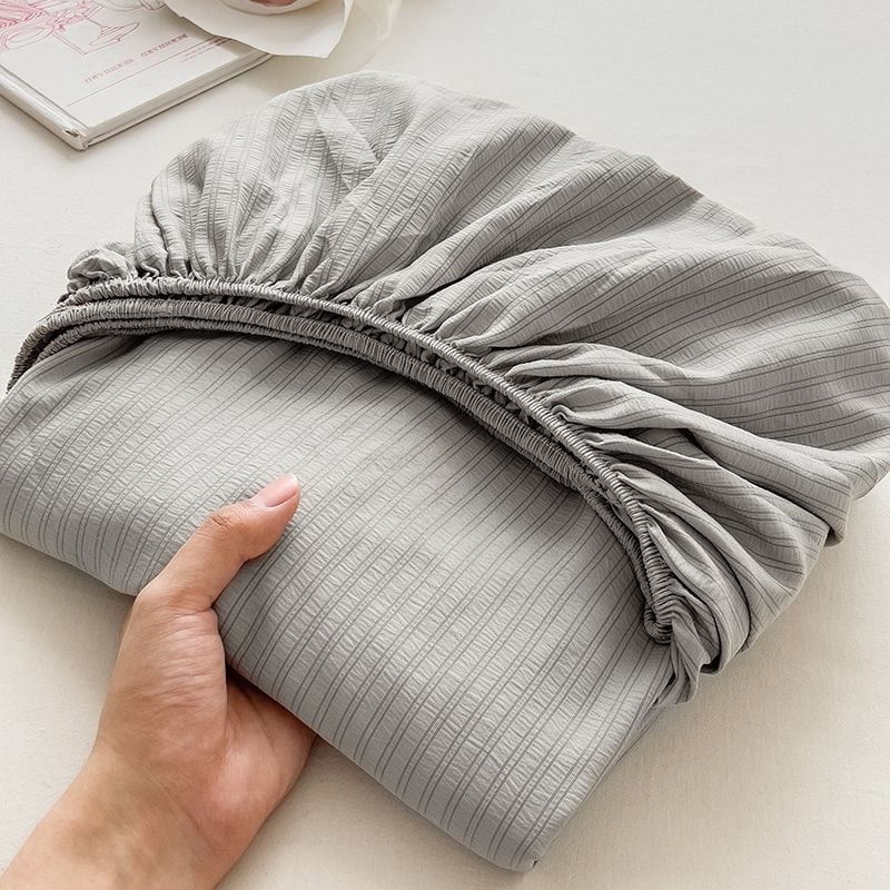 Jégselyemből készült ágytakaró, twill szövet, kefés felület, reakciós nyomtatás, csíkos mintázat, egyszerű stílus