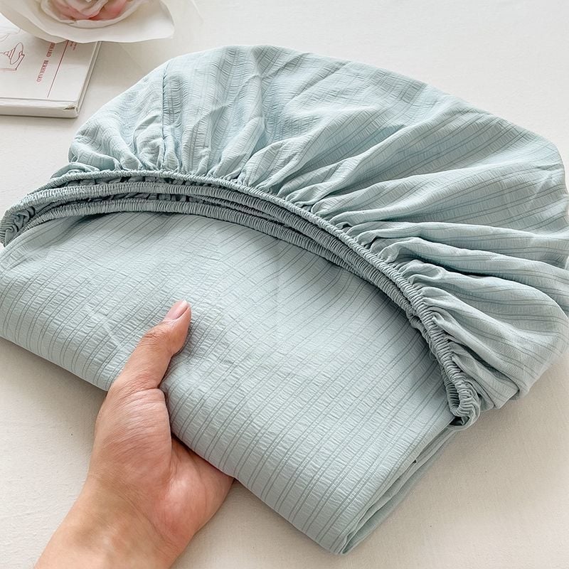 Jégselyemből készült ágytakaró, twill szövet, kefés felület, reakciós nyomtatás, csíkos mintázat, egyszerű stílus