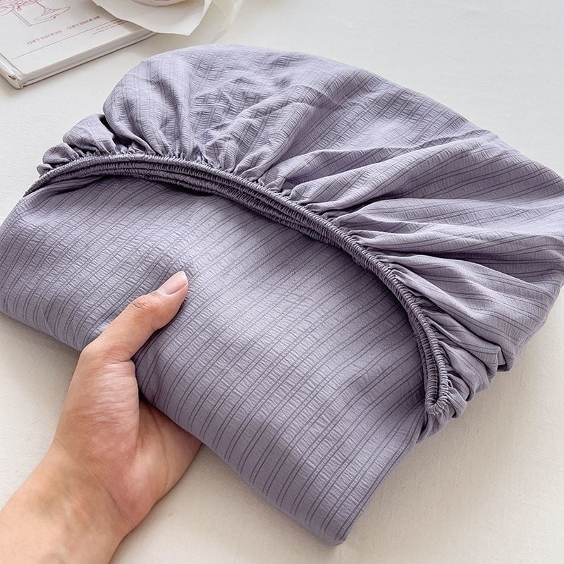 Jégselyemből készült ágytakaró, twill szövet, kefés felület, reakciós nyomtatás, csíkos mintázat, egyszerű stílus