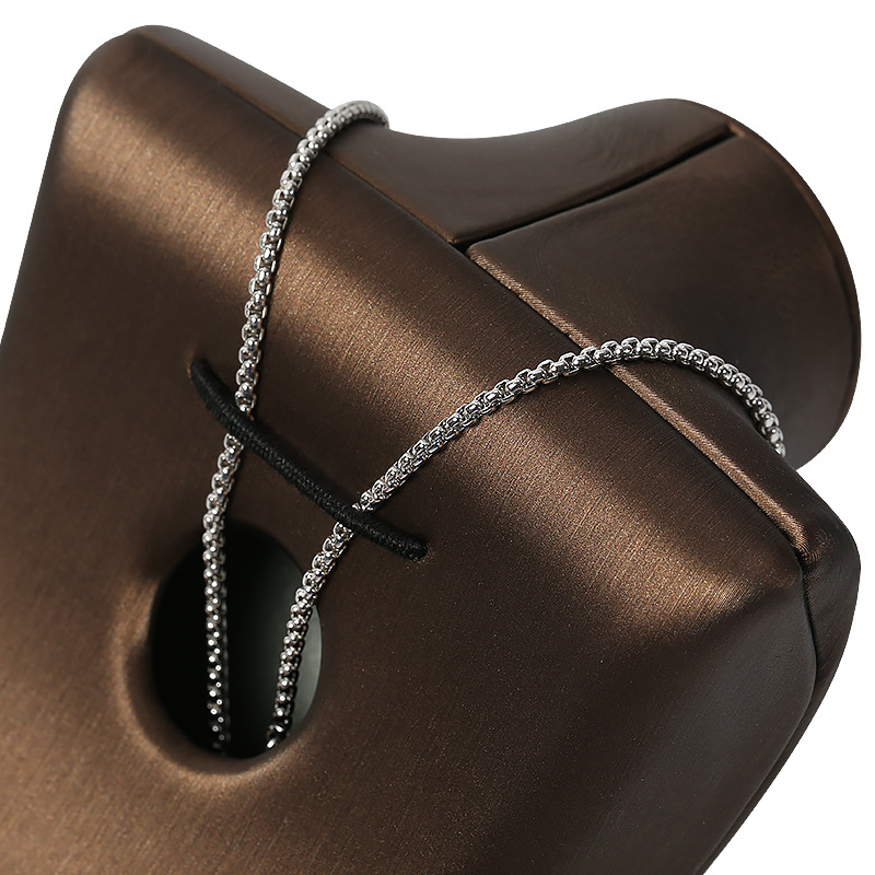 Стойка за бижута за колие — PU кожа, портретен модел, отпечатано лого, персонализация