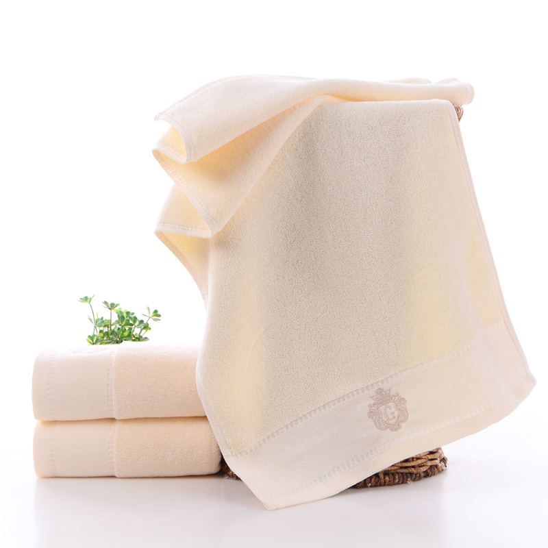 Prosop od 100% pamuka u poklon kutiji, vlakno 32s, 120–140 g, rubni šav, plosno tkanje, prilagođeni logotip