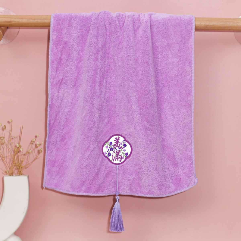 Koszorúslányoknak szóló két darabos hímzett törölköző szett; 260 g korall fleece fonal; hímzés és hajtás; testreszabás elérhető