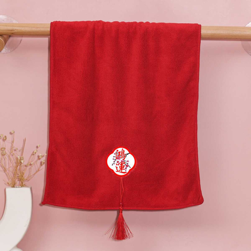 Koszorúslányoknak szóló két darabos hímzett törölköző szett; 260 g korall fleece fonal; hímzés és hajtás; testreszabás elérhető