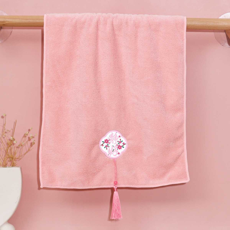 Koszorúslányoknak szóló két darabos hímzett törölköző szett; 260 g korall fleece fonal; hímzés és hajtás; testreszabás elérhető