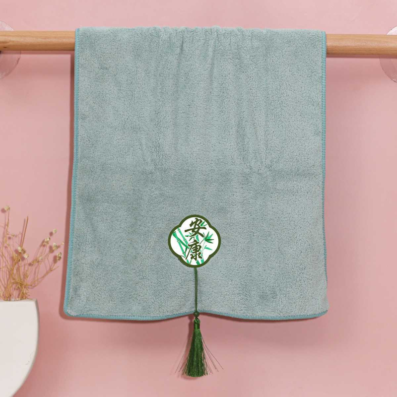 Koszorúslányoknak szóló két darabos hímzett törölköző szett; 260 g korall fleece fonal; hímzés és hajtás; testreszabás elérhető