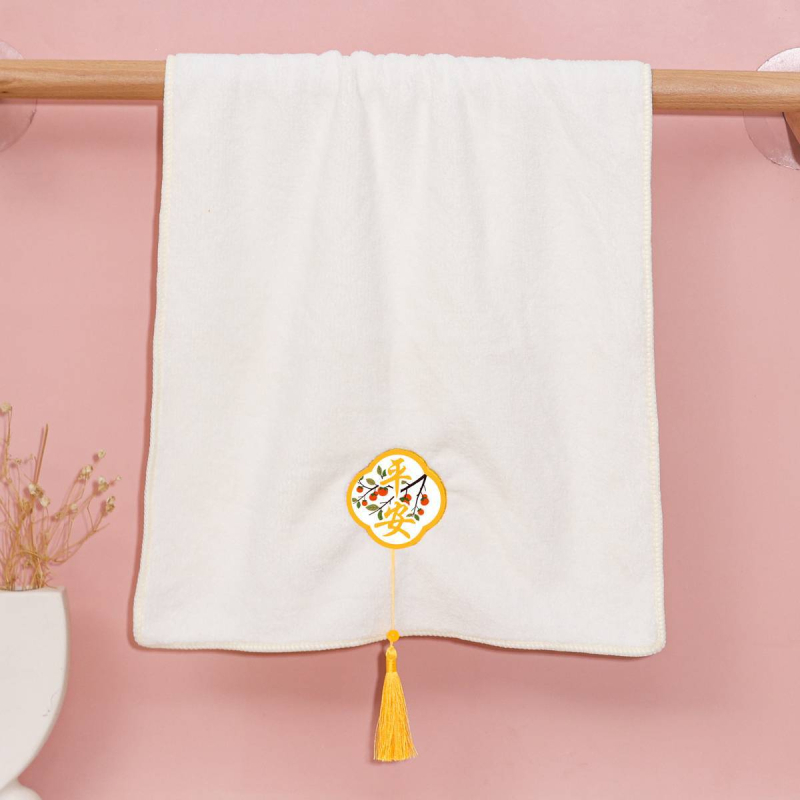 Koszorúslányoknak szóló két darabos hímzett törölköző szett; 260 g korall fleece fonal; hímzés és hajtás; testreszabás elérhető