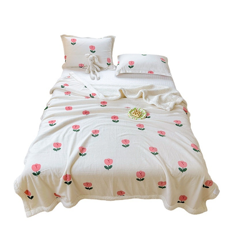 Зимно одеяло от млечен велур - дебело фланелено, флорални шарки, под 300 г, Инста стил