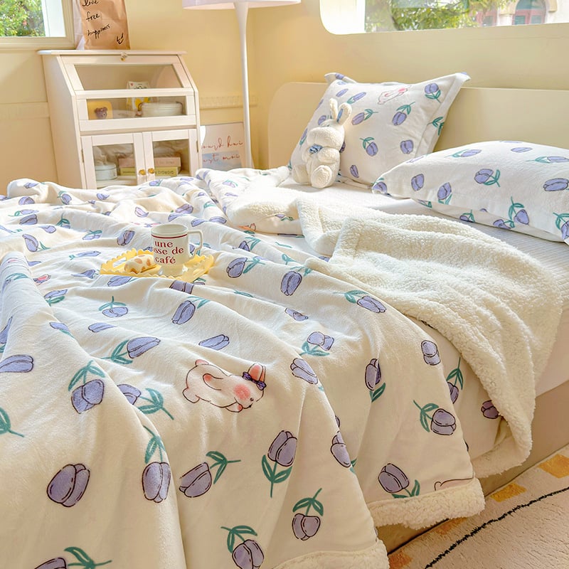 Зимно одеяло от млечен велур - дебело фланелено, флорални шарки, под 300 г, Инста стил