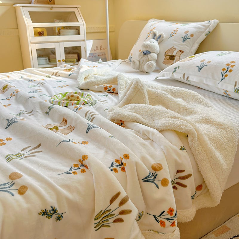 Зимно одеяло от млечен велур - дебело фланелено, флорални шарки, под 300 г, Инста стил