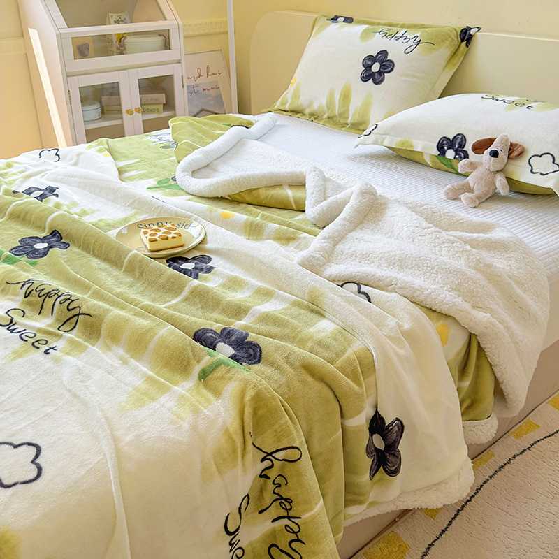 Зимно одеяло от млечен велур - дебело фланелено, флорални шарки, под 300 г, Инста стил