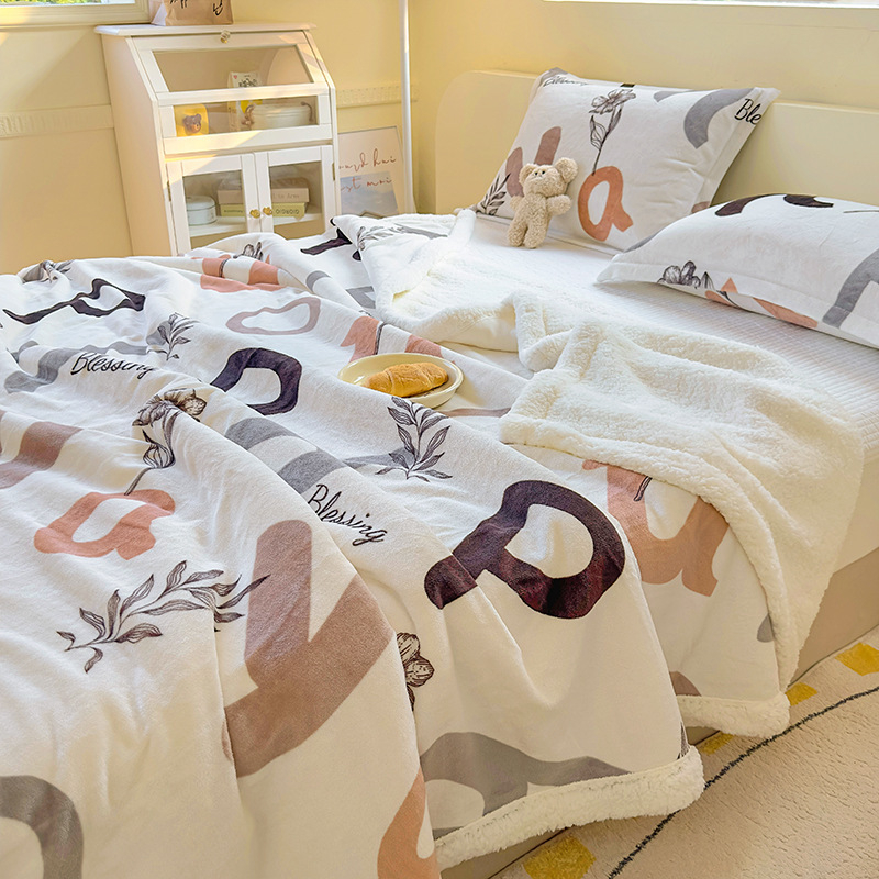 Зимно одеяло от млечен велур - дебело фланелено, флорални шарки, под 300 г, Инста стил