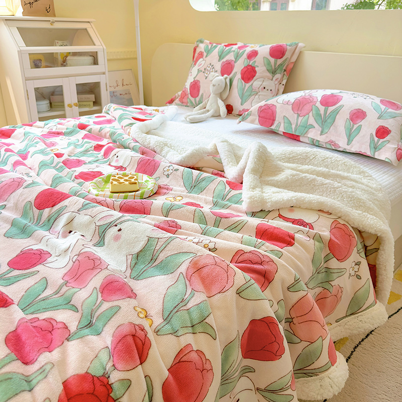 Зимно одеяло от млечен велур - дебело фланелено, флорални шарки, под 300 г, Инста стил