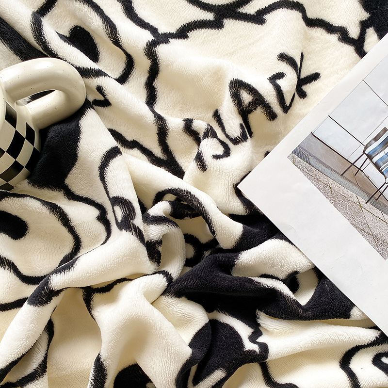 Piima villane pleed veluuriga, 300–500 g, animatsioon-joonistus muster ja taimed, sobib kõikidele aastaaegadele