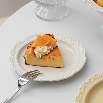 Desszert tányér, kerámia, szabálytalan alakú, retró stílusú, csipkés éllel, mikrohullámú sütőhöz használható