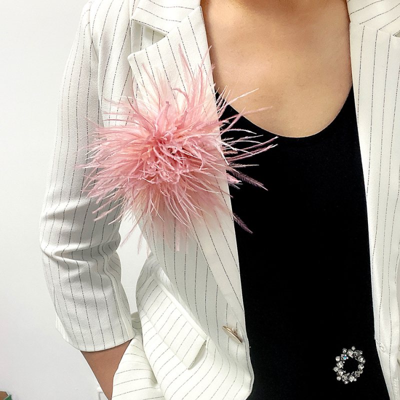 Brošas iš strūčio plunksnos, unisex, retro stilius, geometrinis dizainas, rankų darbas, dekoratyvus aksesuaras