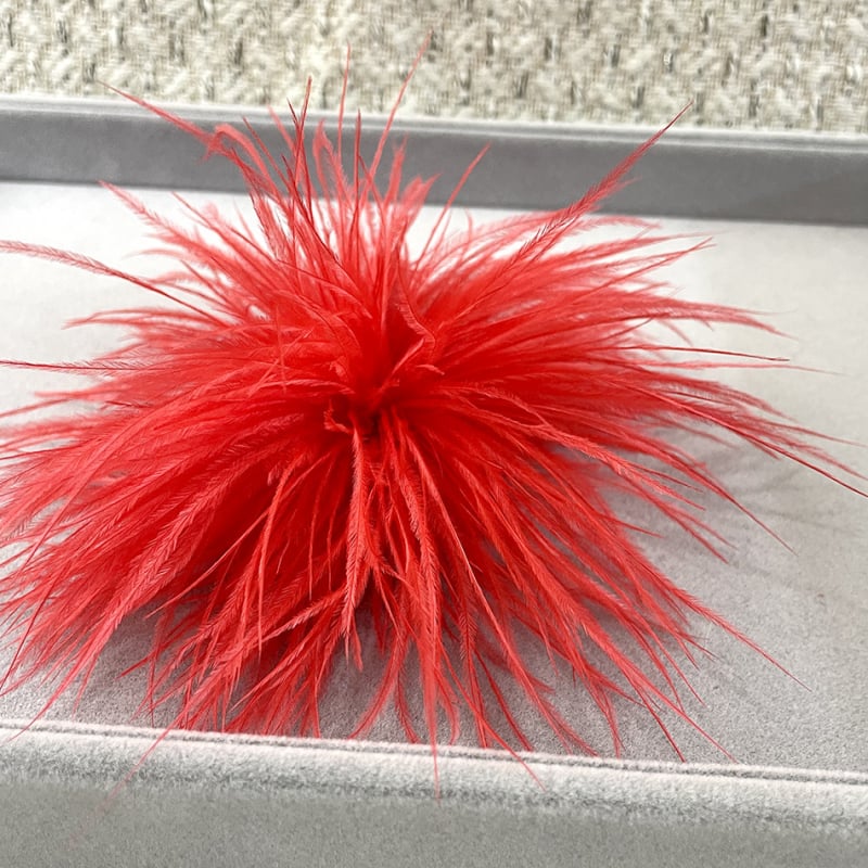 Brošas iš strūčio plunksnos, unisex, retro stilius, geometrinis dizainas, rankų darbas, dekoratyvus aksesuaras