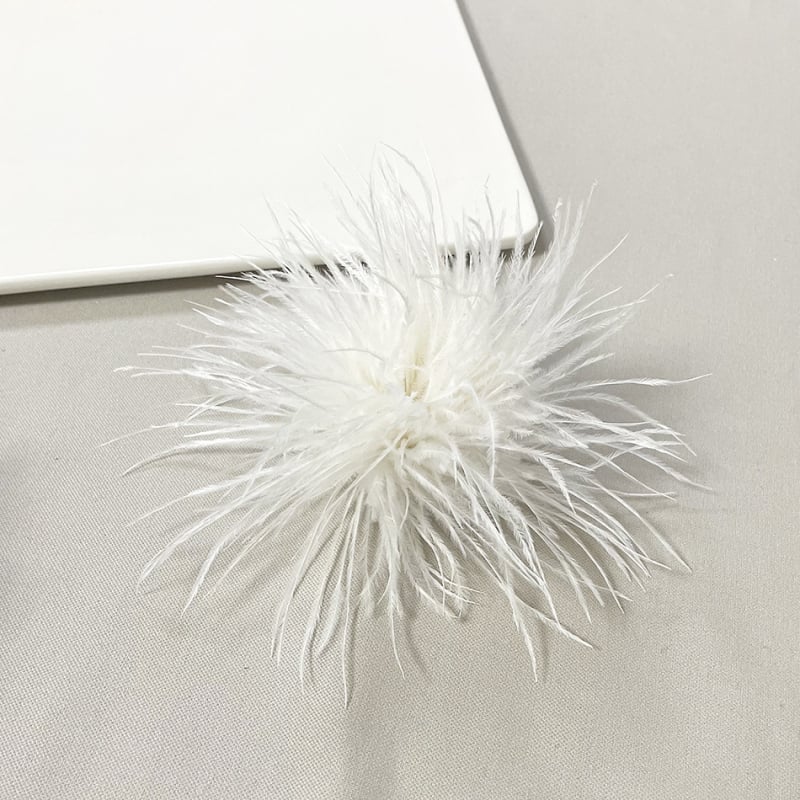 Brošas iš strūčio plunksnos, unisex, retro stilius, geometrinis dizainas, rankų darbas, dekoratyvus aksesuaras