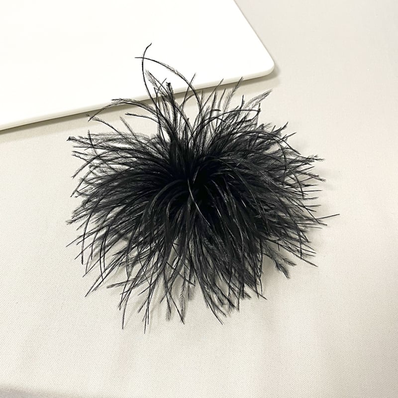 Brošas iš strūčio plunksnos, unisex, retro stilius, geometrinis dizainas, rankų darbas, dekoratyvus aksesuaras