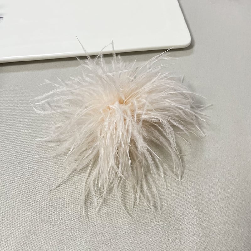 Brošas iš strūčio plunksnos, unisex, retro stilius, geometrinis dizainas, rankų darbas, dekoratyvus aksesuaras