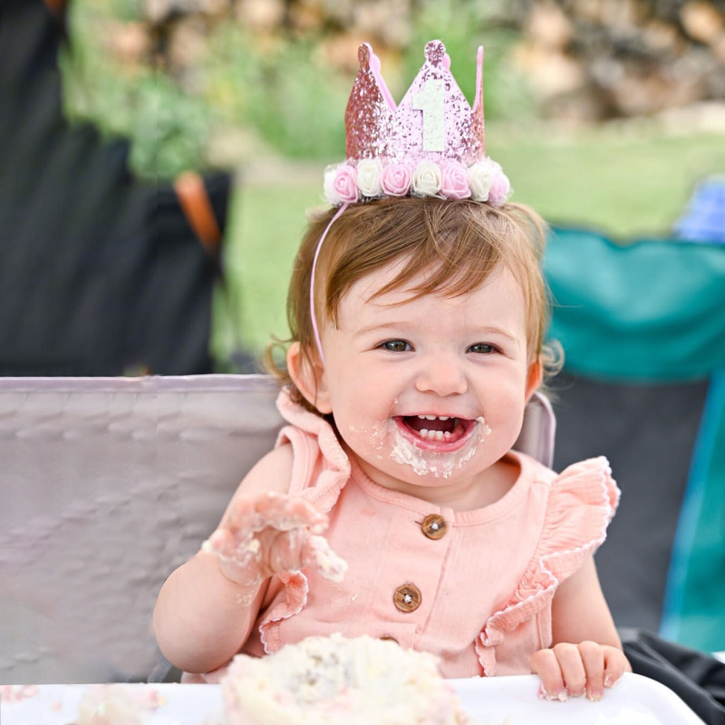 Korunka za 1. rođendan djeteta – ručno izrađeni tekstilni dodatak za fotografije, sklopiv i prilagodljiv, s numeracijom 1–12