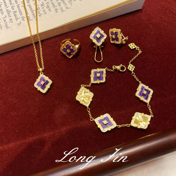 Prancūziškas retro ametisto juvelyrų komplektas — keturių lapų dobilas ir lango gėlių motyvas; varis, elektroplakavimas; perlų šluotos grandinė; įtraukiama karolį, apyrankę, auskarus ir žiedą