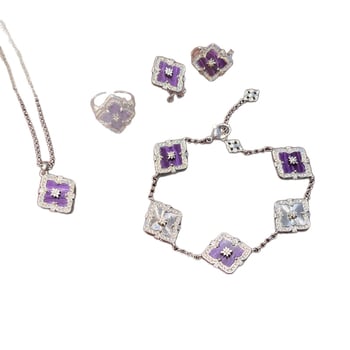 Prancūziškas retro ametisto juvelyrų komplektas — keturių lapų dobilas ir lango gėlių motyvas; varis, elektroplakavimas; perlų šluotos grandinė; įtraukiama karolį, apyrankę, auskarus ir žiedą