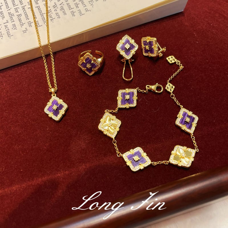 Prancūziškas retro ametisto juvelyrų komplektas — keturių lapų dobilas ir lango gėlių motyvas; varis, elektroplakavimas; perlų šluotos grandinė; įtraukiama karolį, apyrankę, auskarus ir žiedą