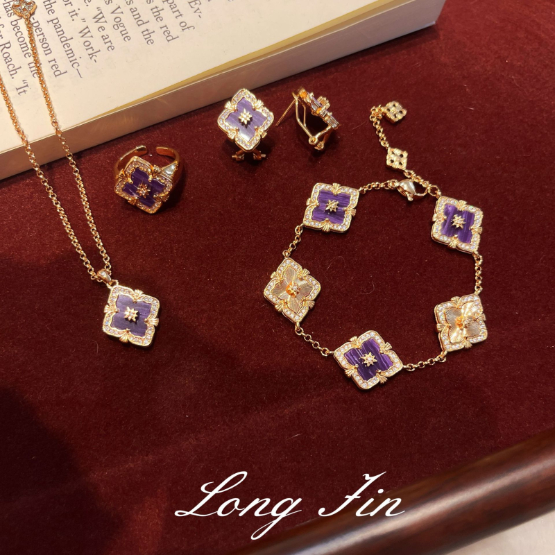 Prancūziškas retro ametisto juvelyrų komplektas — keturių lapų dobilas ir lango gėlių motyvas; varis, elektroplakavimas; perlų šluotos grandinė; įtraukiama karolį, apyrankę, auskarus ir žiedą