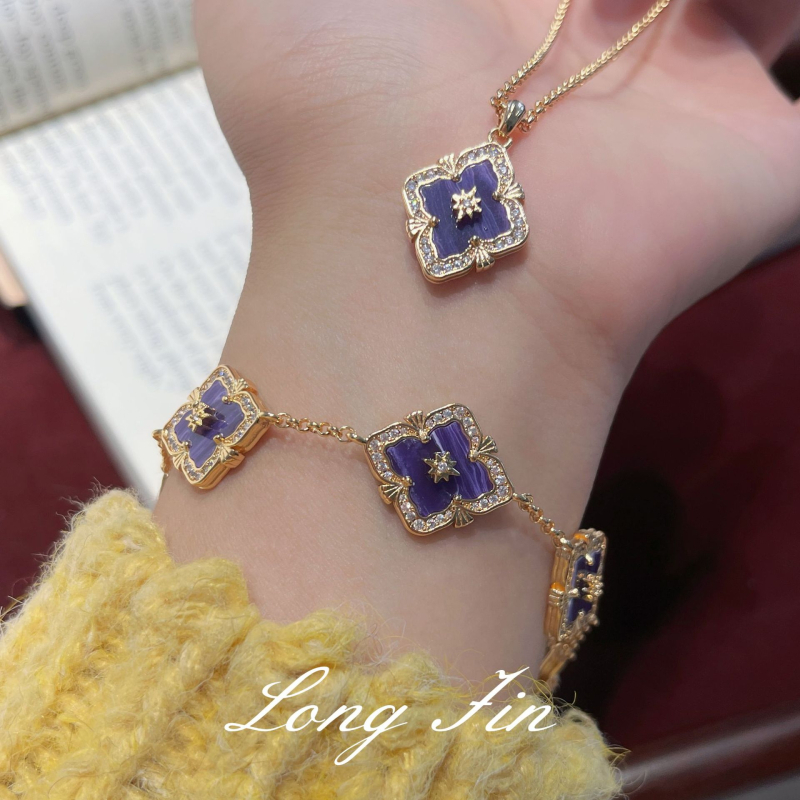 Prancūziškas retro ametisto juvelyrų komplektas — keturių lapų dobilas ir lango gėlių motyvas; varis, elektroplakavimas; perlų šluotos grandinė; įtraukiama karolį, apyrankę, auskarus ir žiedą