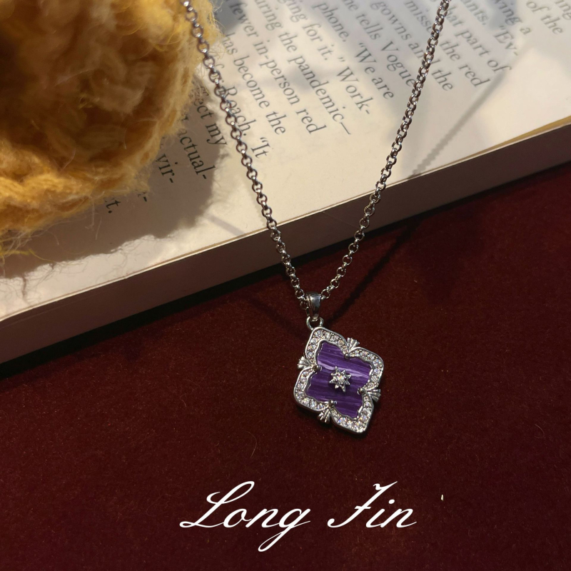 Prancūziškas retro ametisto juvelyrų komplektas — keturių lapų dobilas ir lango gėlių motyvas; varis, elektroplakavimas; perlų šluotos grandinė; įtraukiama karolį, apyrankę, auskarus ir žiedą