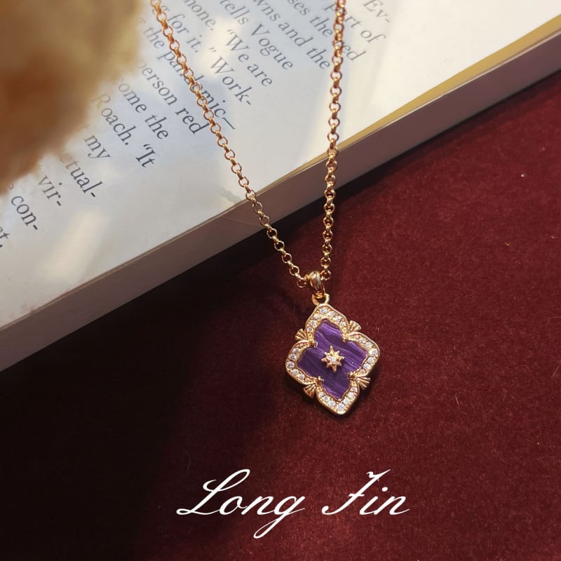 Prancūziškas retro ametisto juvelyrų komplektas — keturių lapų dobilas ir lango gėlių motyvas; varis, elektroplakavimas; perlų šluotos grandinė; įtraukiama karolį, apyrankę, auskarus ir žiedą