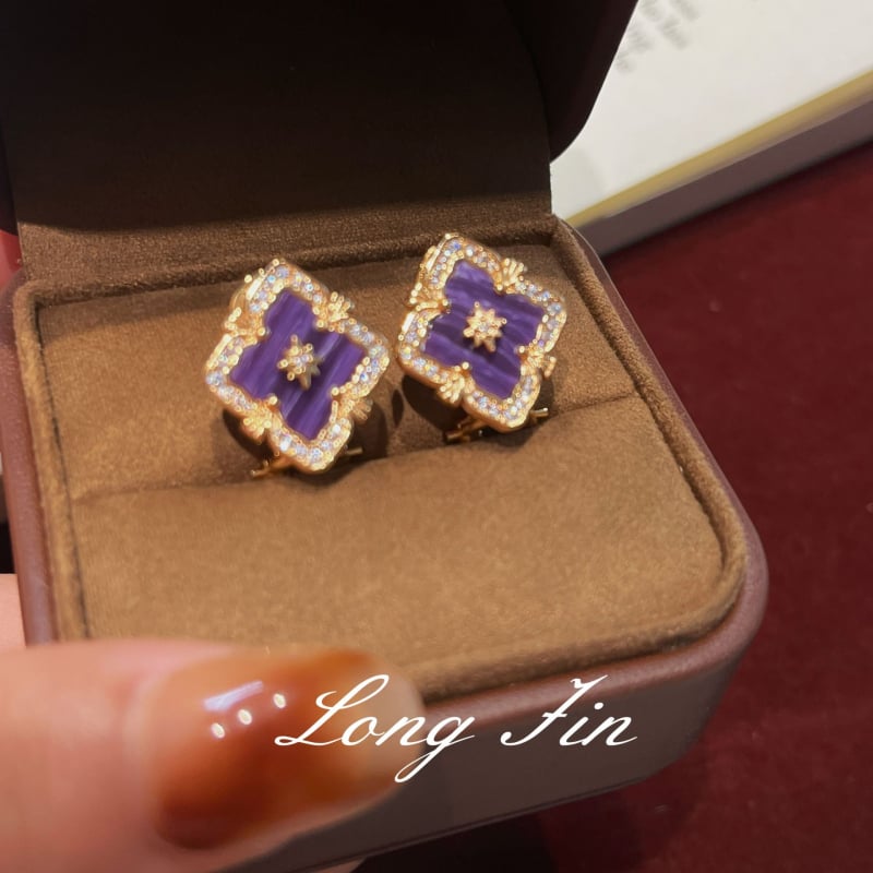 Prancūziškas retro ametisto juvelyrų komplektas — keturių lapų dobilas ir lango gėlių motyvas; varis, elektroplakavimas; perlų šluotos grandinė; įtraukiama karolį, apyrankę, auskarus ir žiedą