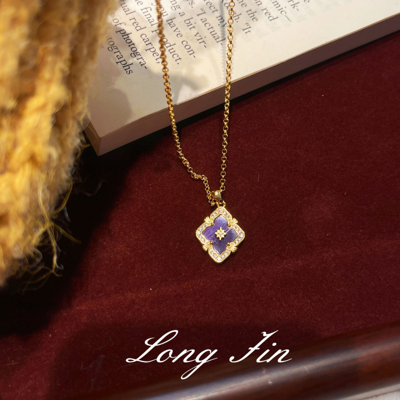 Prancūziškas retro ametisto juvelyrų komplektas — keturių lapų dobilas ir lango gėlių motyvas; varis, elektroplakavimas; perlų šluotos grandinė; įtraukiama karolį, apyrankę, auskarus ir žiedą