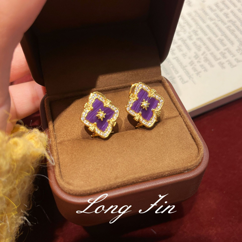 Prancūziškas retro ametisto juvelyrų komplektas — keturių lapų dobilas ir lango gėlių motyvas; varis, elektroplakavimas; perlų šluotos grandinė; įtraukiama karolį, apyrankę, auskarus ir žiedą