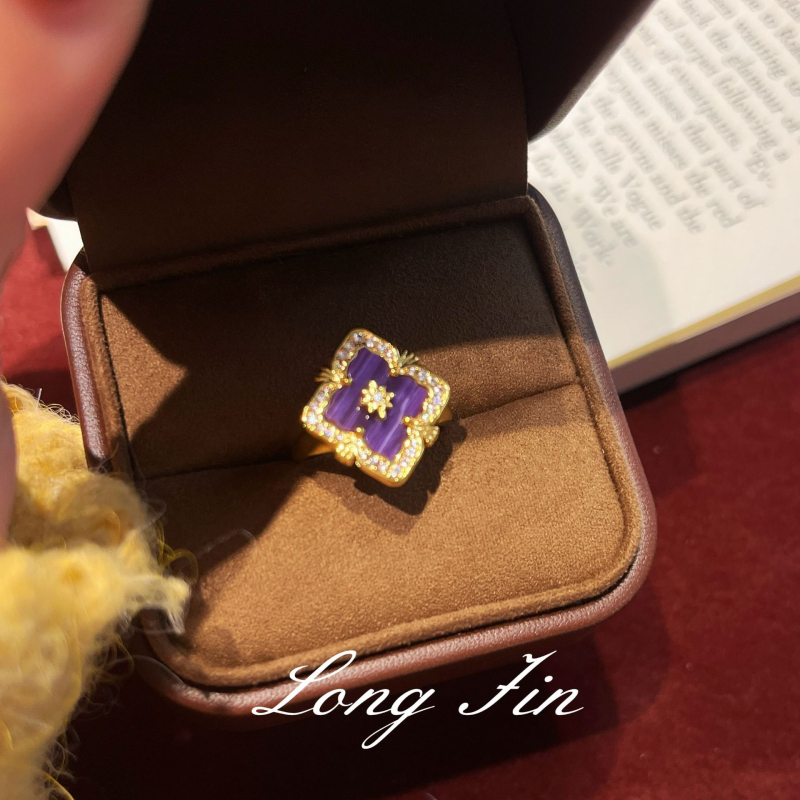 Prancūziškas retro ametisto juvelyrų komplektas — keturių lapų dobilas ir lango gėlių motyvas; varis, elektroplakavimas; perlų šluotos grandinė; įtraukiama karolį, apyrankę, auskarus ir žiedą