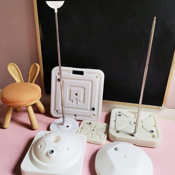 Baliono arkos pagrindas su vandeniu užpildyta baze – aliuminio folijos medžiaga; žaislinis balionas; nežemiško pobūdžio forma