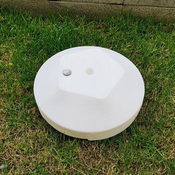 Baliono arkos pagrindas su vandeniu užpildyta baze – aliuminio folijos medžiaga; žaislinis balionas; nežemiško pobūdžio forma