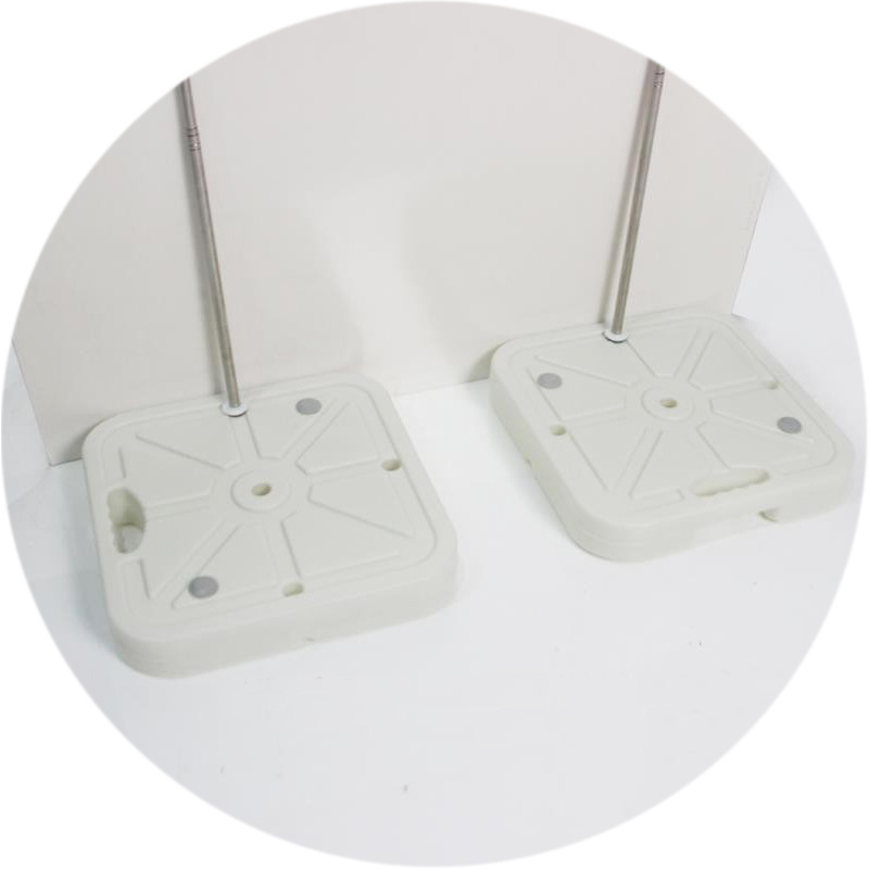 Baliono arkos pagrindas su vandeniu užpildyta baze – aliuminio folijos medžiaga; žaislinis balionas; nežemiško pobūdžio forma