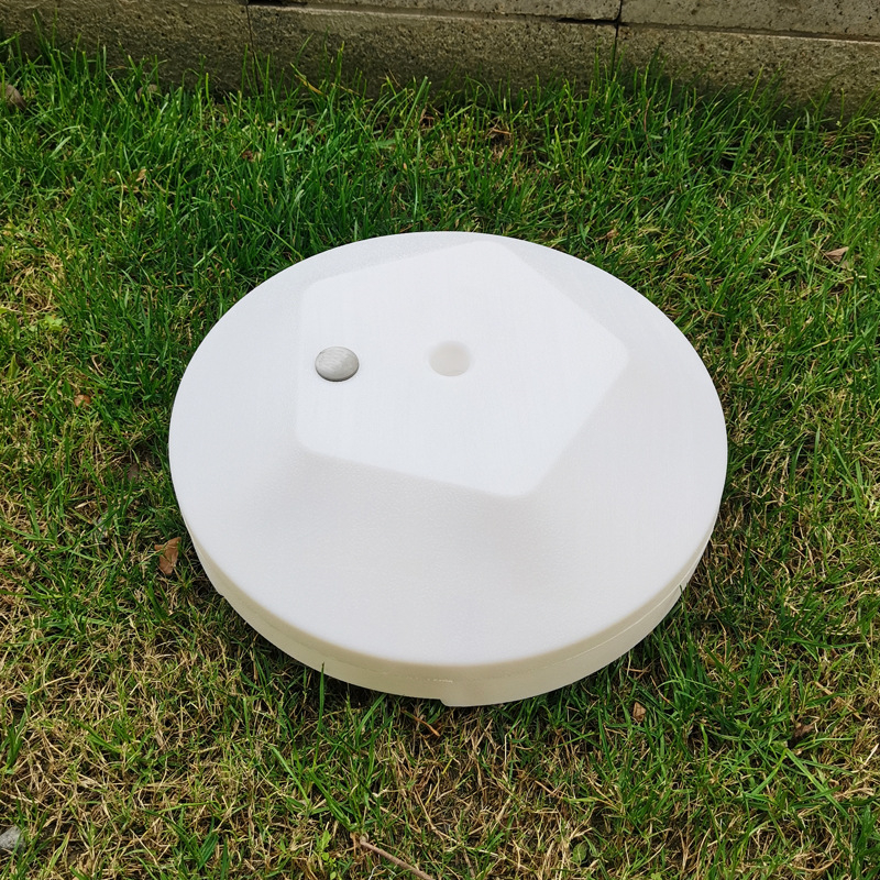 Baliono arkos pagrindas su vandeniu užpildyta baze – aliuminio folijos medžiaga; žaislinis balionas; nežemiško pobūdžio forma